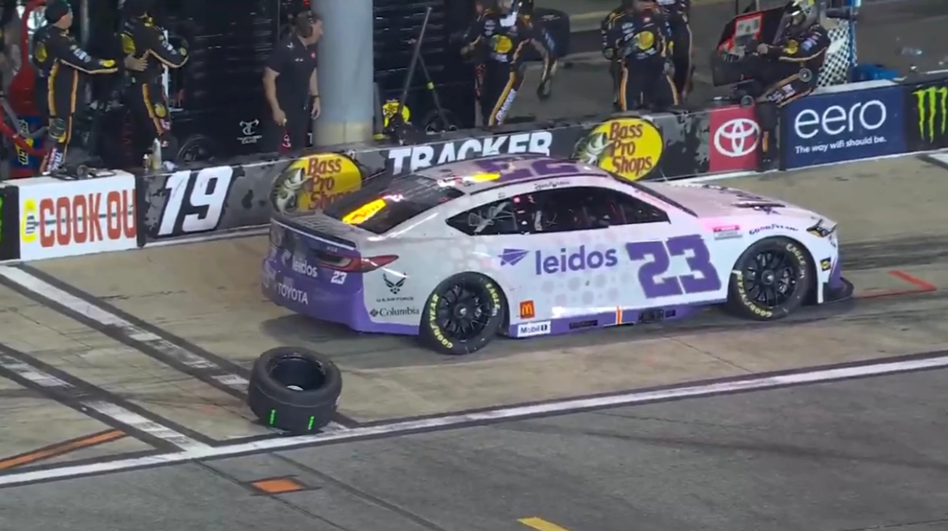 Неймовірний жест на NASCAR: суперники врятували пілота під час гонки